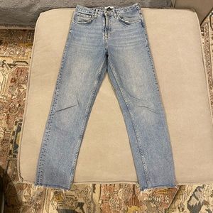 Light wash straight cropped jeans!